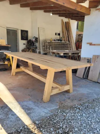 Mesa grande madera pino o castaño.