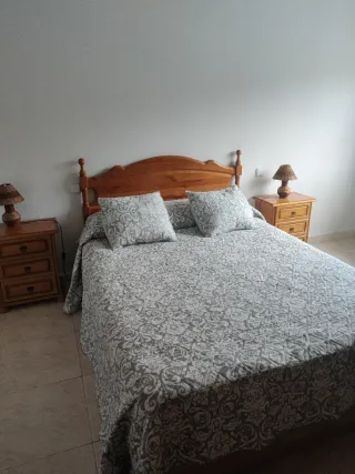 Dormitorio completo: cabecero, 2 mesillas y cómoda