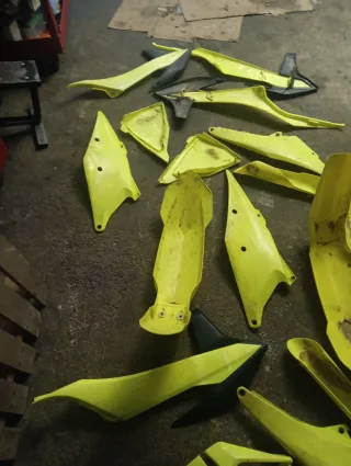 Plásticos moto verde fosforito