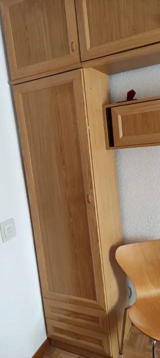 Mueble de madera con cajones y armario