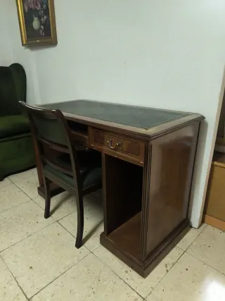 Escritorio de madera con sillón y 5 sillas