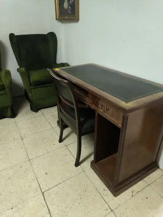 Escritorio de madera con sillón y 5 sillas