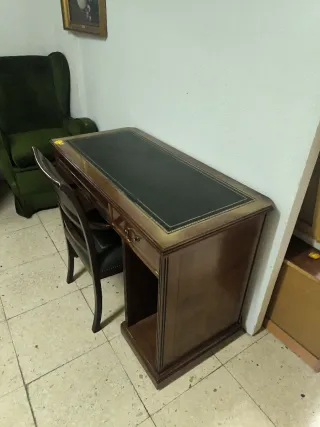 Escritorio de madera con sillón y 5 sillas