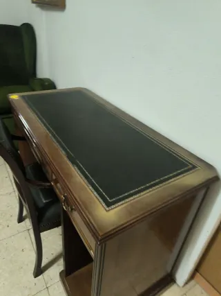 Escritorio de madera con sillón y 5 sillas