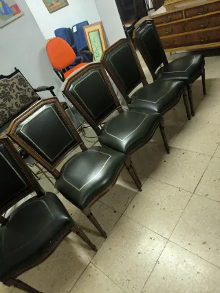 Escritorio de madera con sillón y 5 sillas