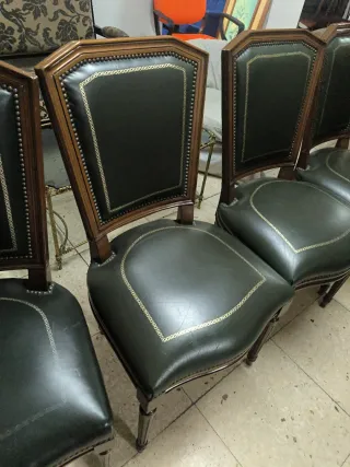 Escritorio de madera con sillón y 5 sillas