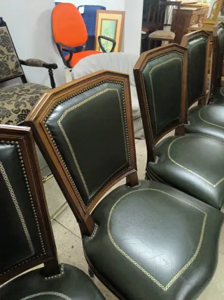 Escritorio de madera con sillón y 5 sillas