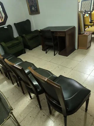Escritorio de madera con sillón y 5 sillas