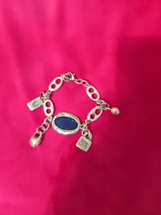 Pulsera con charm de candado y piedra azul