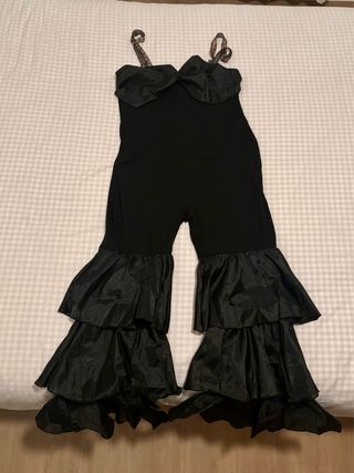 Mono negro con volantes