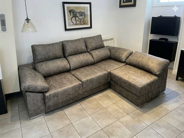 Sofá de piel marrón