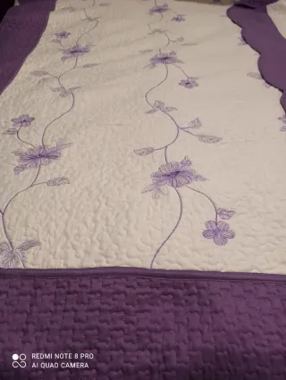 Colcha bouti morada y blanca con flores bordadas