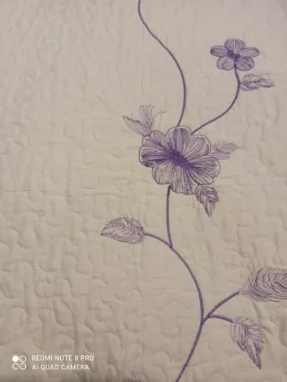 Colcha bouti morada y blanca con flores bordadas