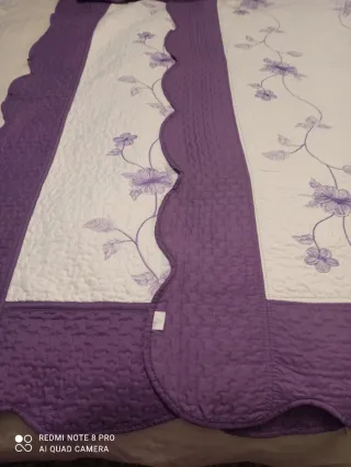 Colcha bouti morada y blanca con flores bordadas