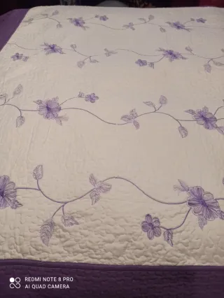 Colcha bouti morada y blanca con flores bordadas