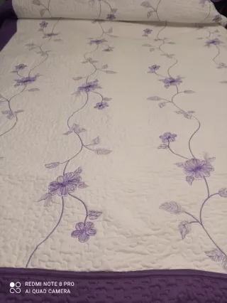 Colcha bouti morada y blanca con flores bordadas