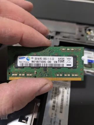 Samsung 4GB y 2GB DDR3 PC3-12800S RAM