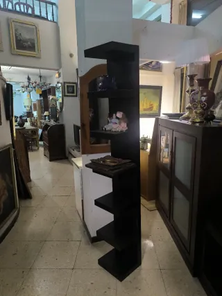 Estantería negra de madera