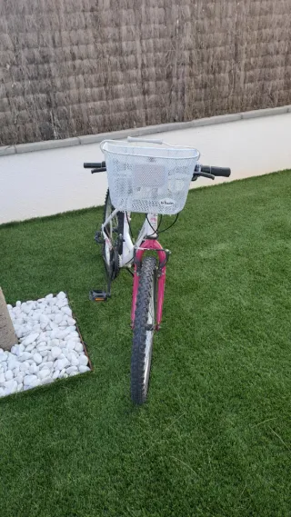 Bicicleta infantil blanca y rosa. 6-11 años.