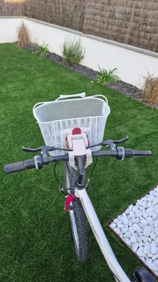 Bicicleta infantil blanca y rosa. 6-11 años.