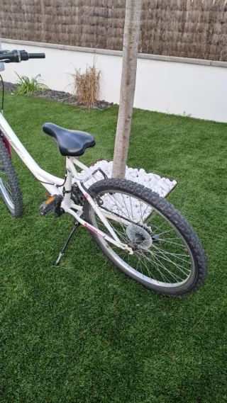 Bicicleta infantil blanca y rosa. 6-11 años.
