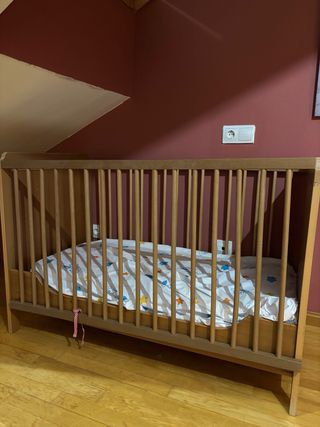 Cuna de madera para bebé.