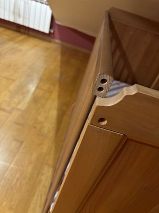 Cuna de madera para bebé.