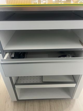 Mostrador curvo amarillo y plateado