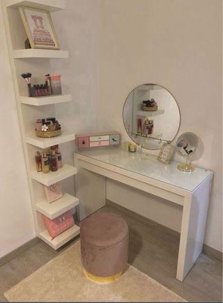 Tocador, Estantería, Espejo, Puff y Joyero