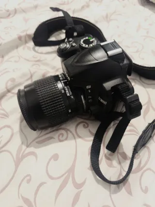 Fotocamera digitale Nikon D3000 con obiettivo 35-80mm