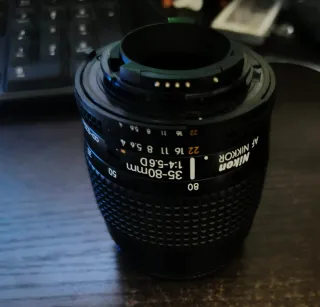 Fotocamera digitale Nikon D3000 con obiettivo 35-80mm