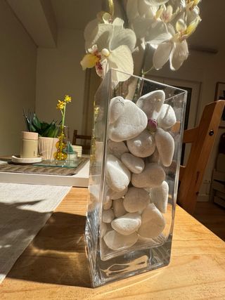 Jarrón cristal con orquídeas y piedras