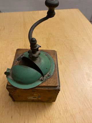 Molinillo de café antiguo de madera