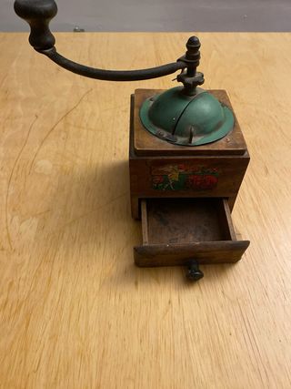 Molinillo de café antiguo de madera