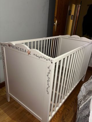 Cuna de bebé blanca