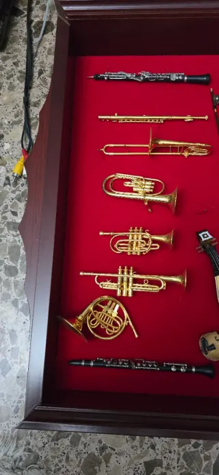 Vitrina de instrumentos musicales miniatura