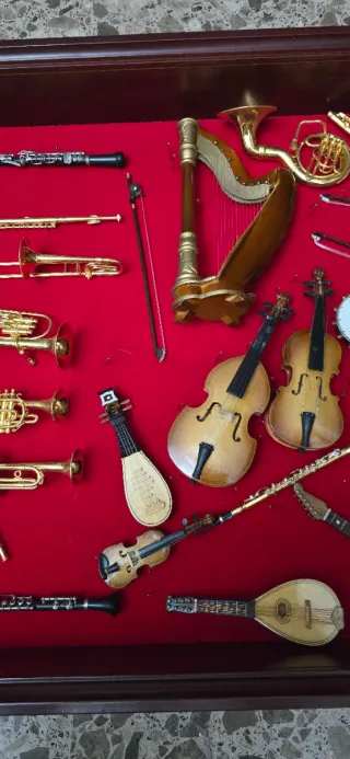 Vitrina de instrumentos musicales miniatura