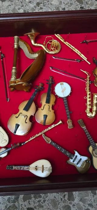 Vitrina de instrumentos musicales miniatura