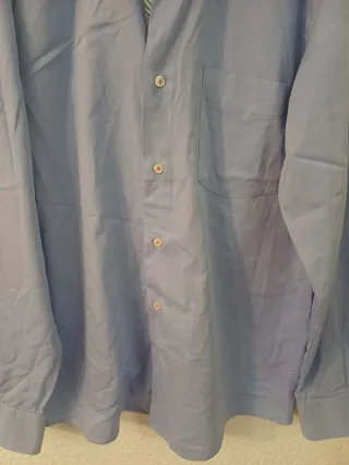 Camisa azul con bolsillo