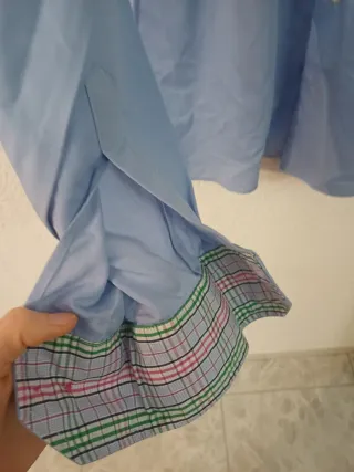 Camisa azul con bolsillo