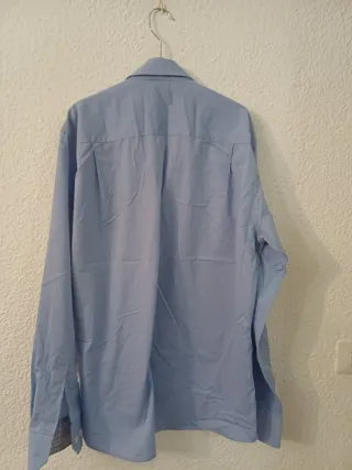 Camisa azul con bolsillo