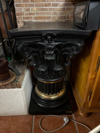 Pedestal Decorativo Columna Clásica Negro/Dorado
