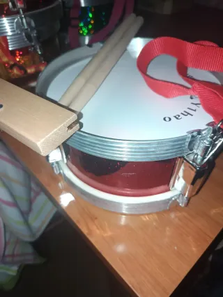 Tambor infantil rojo con baquetas