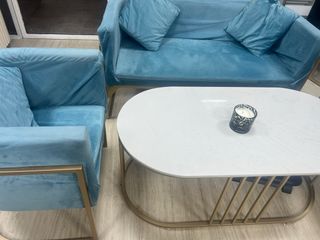 Sofá y sillón azul con detalles dorados