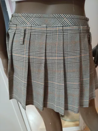 Falda estilo escocés beige y marrón