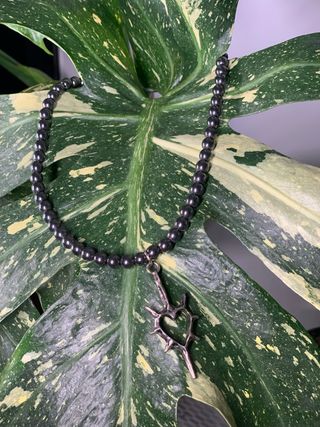 Collar de cuentas negras con dije corazón