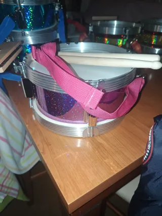 Tambor infantil rosa con baquetas