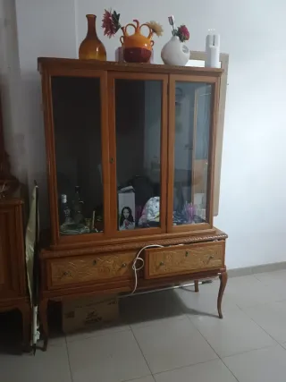 Vitrina de madera y cristal
