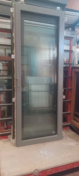 Puerta de aluminio technal