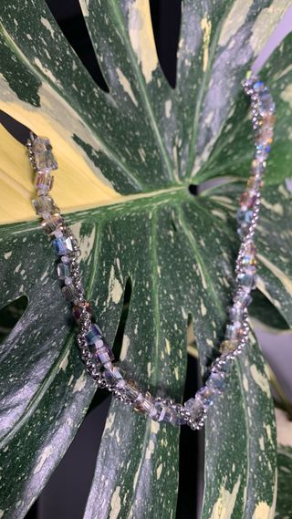 Collar de cuentas de cristal y cadena plateada